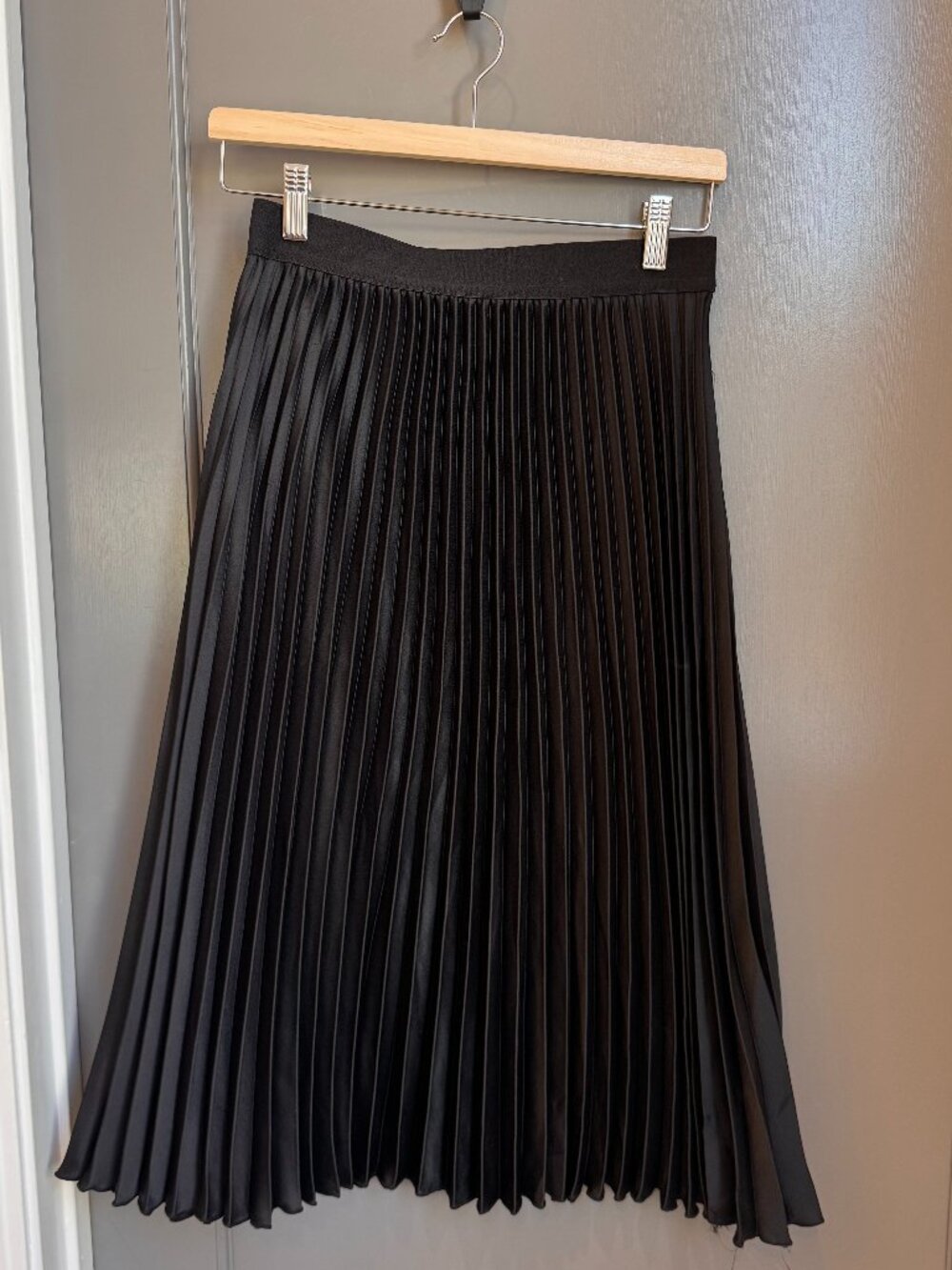 H&M Pleated Satin Midi Skirt – Black Faux Leather SIZE: 6
